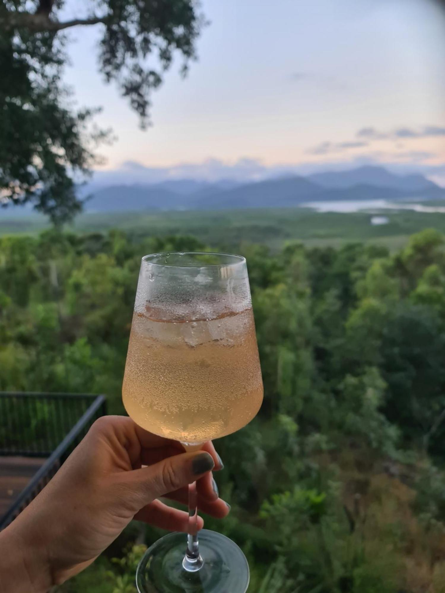 Vista Hinchinbrook Aparthotel Cardwell Buitenkant foto